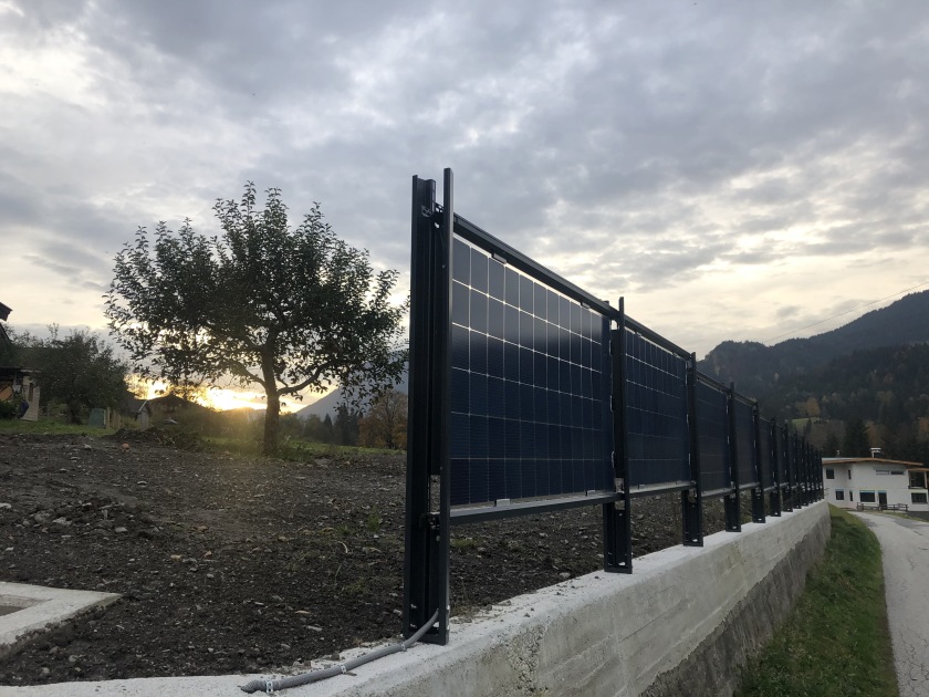 Solar fence with bifacial solar modules