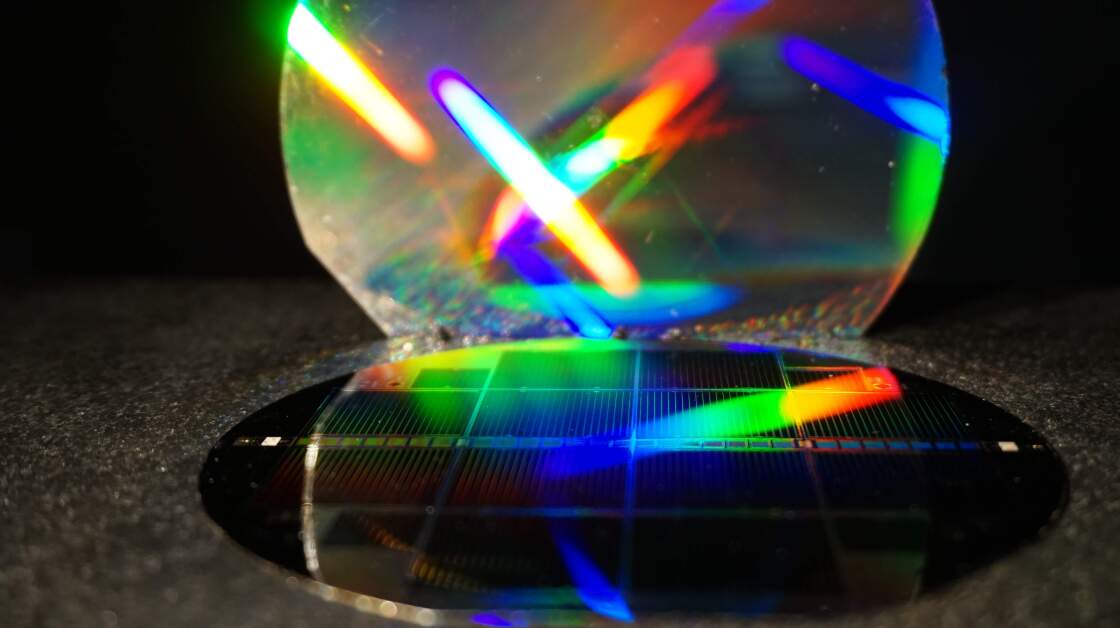 Light reflected on a nanophotonic structure on solar cells