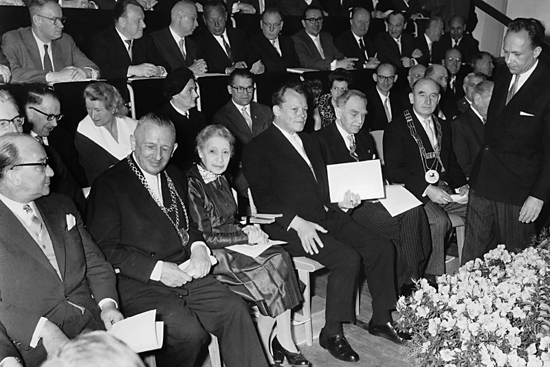 Lise Meitner, Otto Hahn und Willy Brandt bei der Gründung des HMI - vergrößerte Ansicht