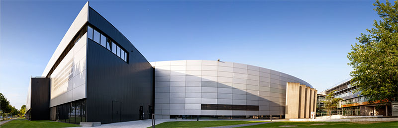 Das Bild zeigt das Emil-Gebäude von aussen, The picture shows the Emil building from outside