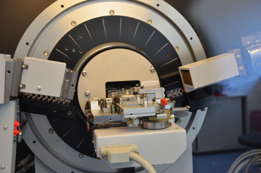 The picture shows an X-ray diffractometer in an X-ray corelab - enlarged view