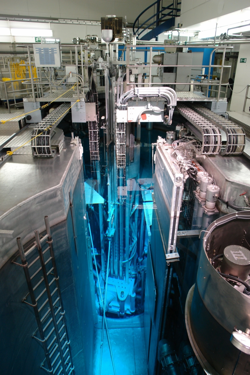 Blick ins Becken auf den Reaktorkern, charakteristisches blaues Leuchten - vergrößerte Ansicht