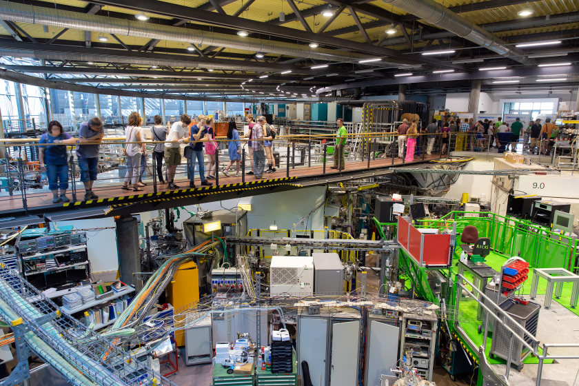 The picture shows visitors at the Long Night of Sciences 2018 at HZB Adlershof - enlarged view