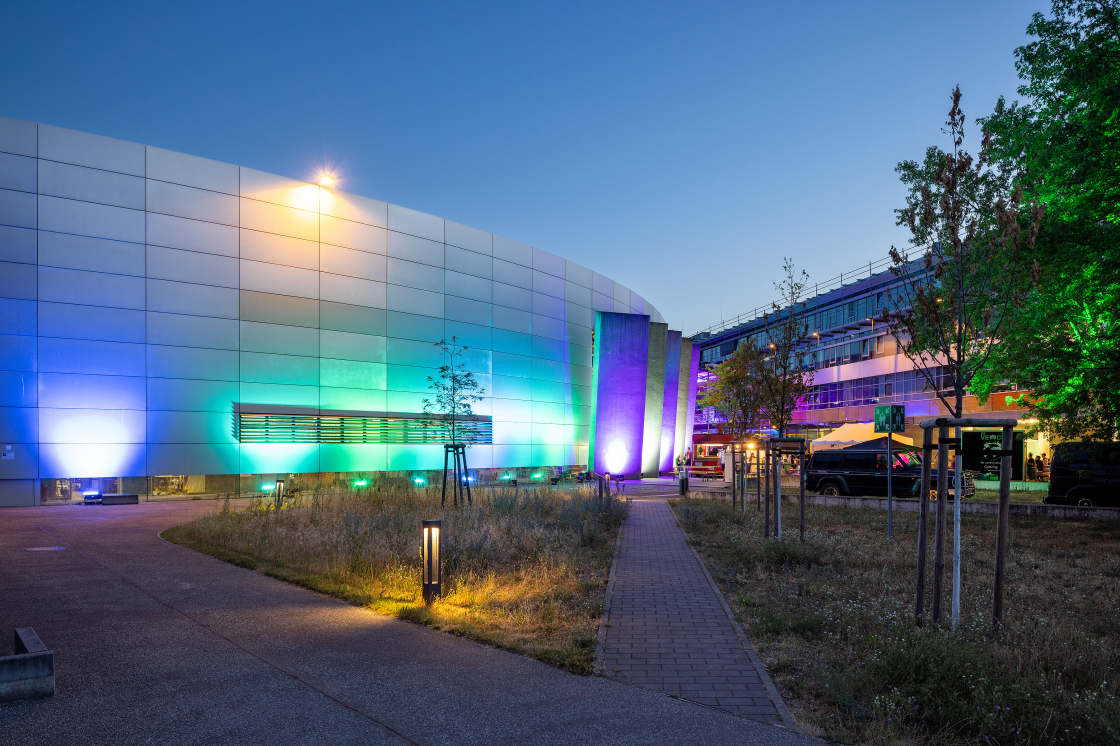 Foto Bessy II von auen beleuchtet