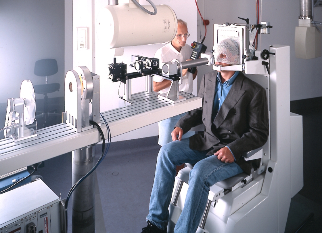 Patient während einer Augentumorbehandlung - vergrößerte Ansicht