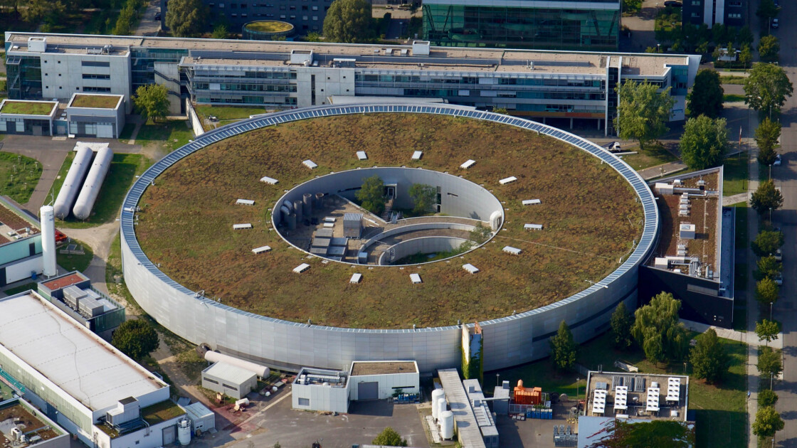 Bild von oben. Ein groes rundes Gebude