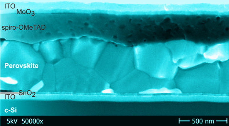 Die Rasterelektronenmikroskopaufnahme zeigt die verschiedenen Schichten von Perowskit-Silizium-Solarzellen. - vergrößerte Ansicht