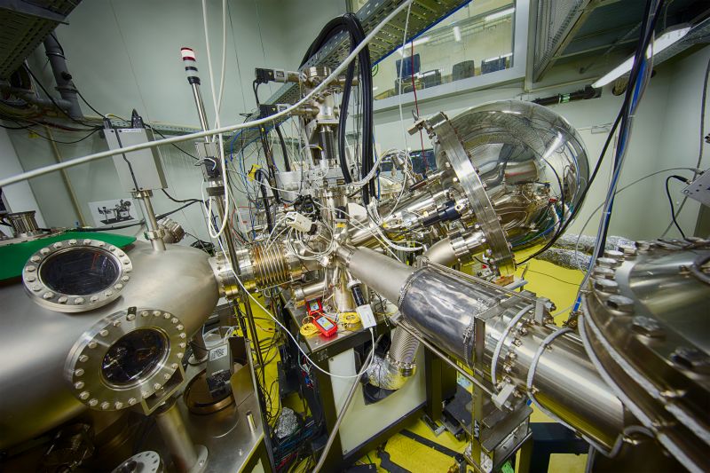 Hemispherical electron analyser of the SISSY I endstation at the EMIL beamline.  Volker Mai /HZB