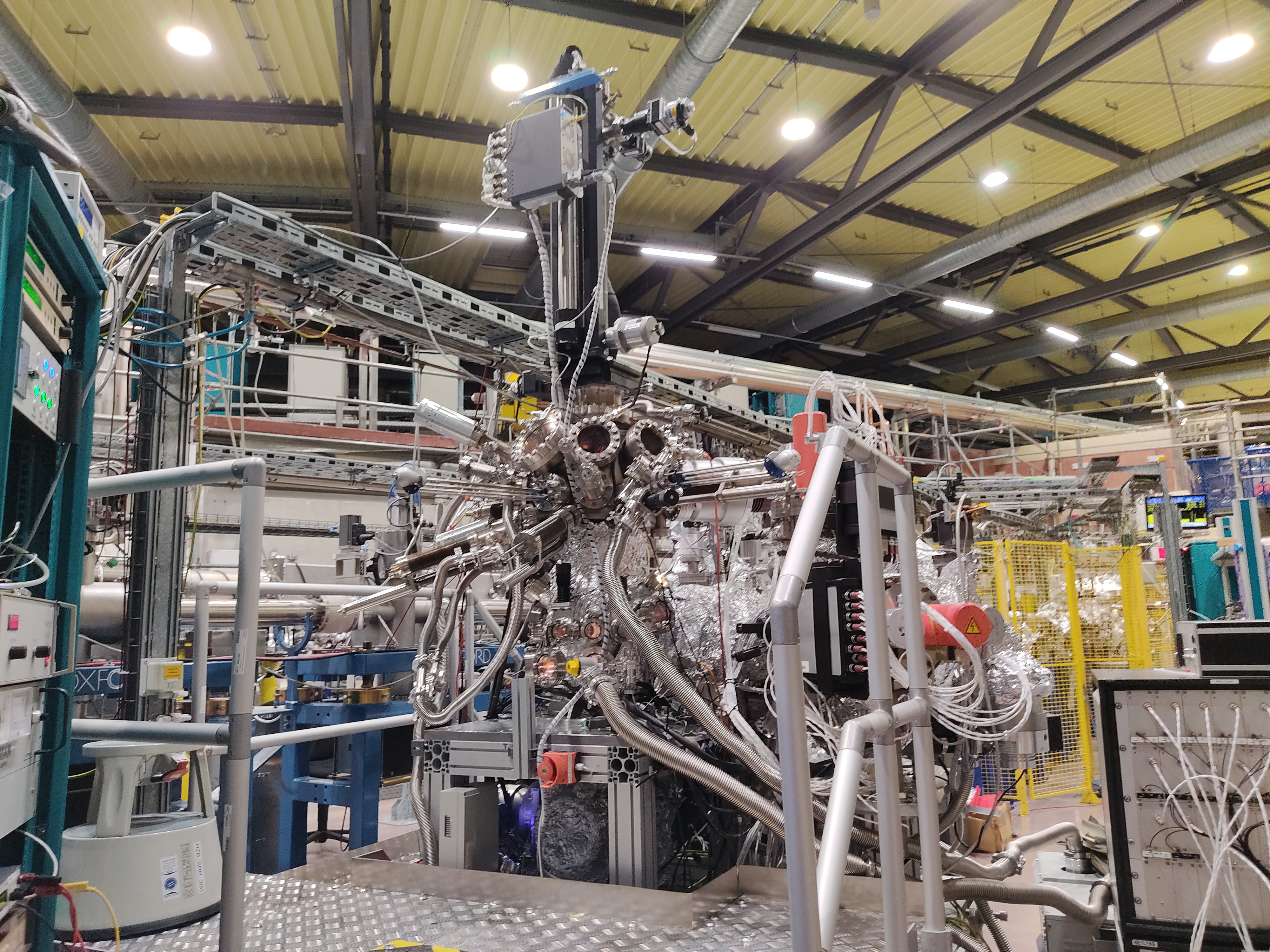 The spin-ARPES machine is attached to the U125-PGM beamline in the experimental hall at BESSY II.