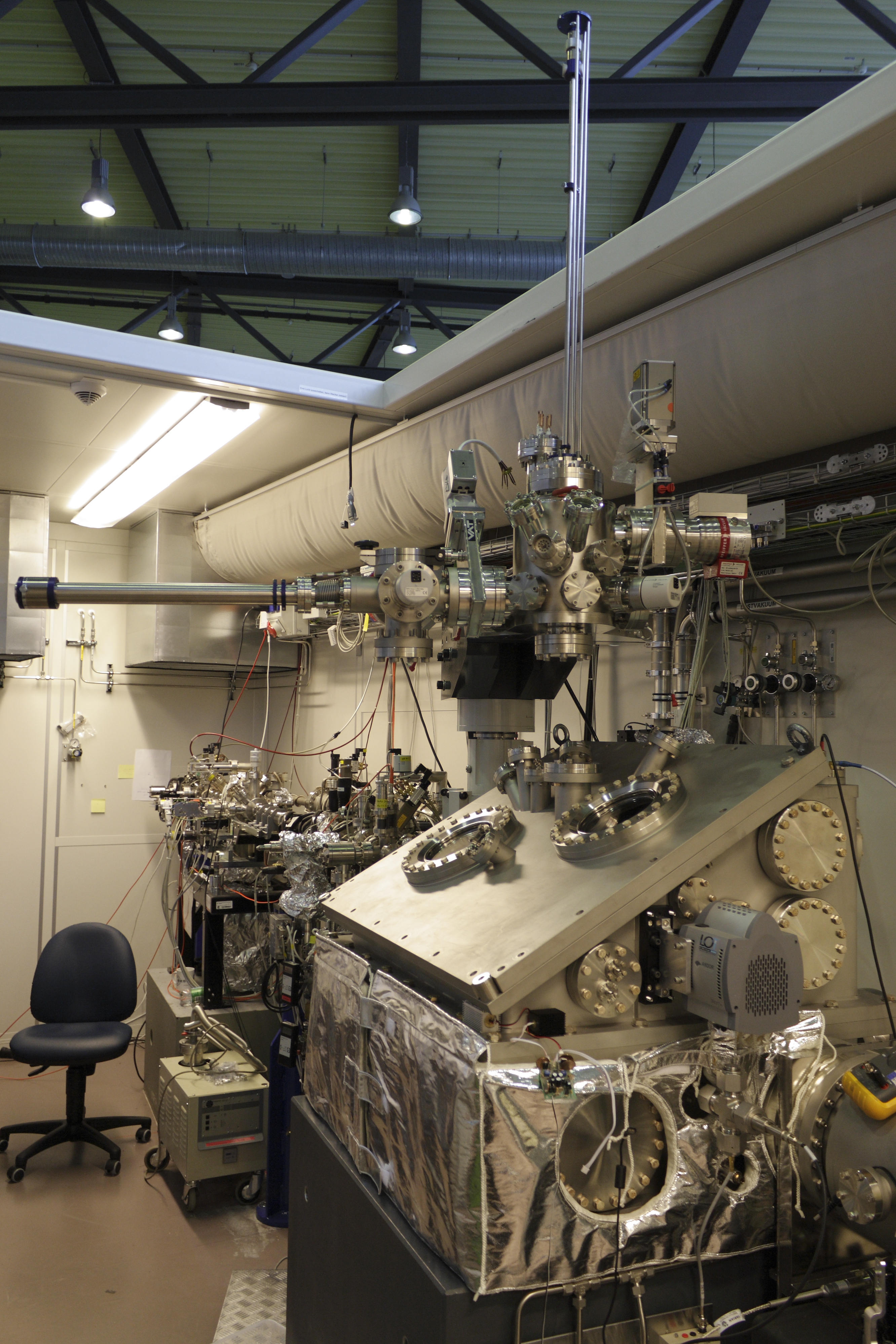 MAXYMUS Mikroskop in UHV-Konfiguration mit Probentransferkammer