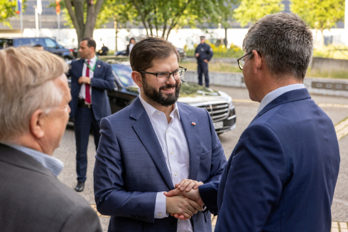 A warm welcome for Chilean President Gabriel Boric Font from the HZB management (left: Thomas Frederking and right: Bernd Rech).