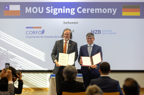 Satisfied faces on Jos&eacute; Miguel Benavente, Vice President of CORFO (left) and Bernd Rech, Scientific Director at HZB (right), after signing the Memorandum of Understanding.