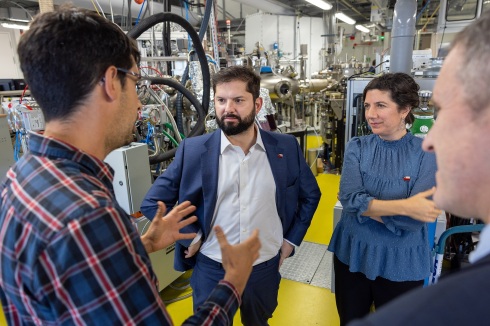 <p class="MsoListParagraph">After the discovering the experimental hall, Gabriel Boric Font and the science minister Ais&eacute;n Amalia Etcheverry Escudero take a look inside the Energy Materials in Situ Laboratory (EMIL) and learns more about catalysis research.<br><br>
