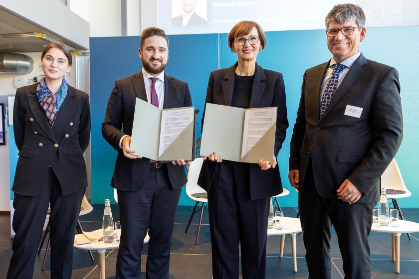 On behalf of the Alliance of German Science Organisations, Bernd Rech (right) handed over the document "Research and Development for sustainable reconstruction: Key Recommendations and Intended Actions" to Bettina Stark Watzinger, Federal Minister of Education and Science (right) and&nbsp; Yevhen Kudriavets, First Deputy Minister of Education and Science of Ukraine (left). On the far left, Milena Komar, Director of Kyiv School of Energy Policy.