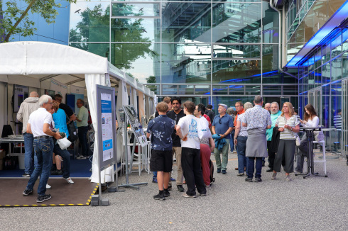 In the entrance area in front of the BESSY building, visitors came to find out about green hydrogen, solar energy and building-integrated photovoltaics. Some also came with specific questions about their own construction projects.