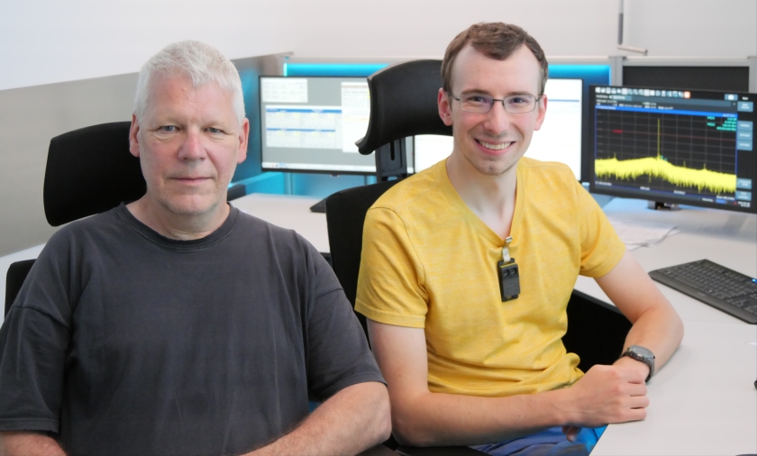 J&ouml;rg Feikes and PhD student Arnold Kruschinski in the control room of BESSY II and the MLS.