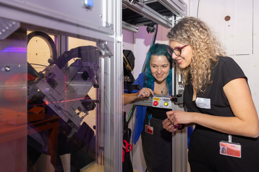 Prof. Dr. Judith Reindl und Doktorandin Aikaterini Rousseti (v.l.n.r) von der Universit&auml;t der Bundeswehr M&uuml;nchen stellen den Experimentierplatz vor, der an der neuen Minibee-Beamline am HZB eingebaut wird. Hier werden Experimente an biologischen Proben mit unterschiedlich eingestellten Protonenstrahlen stattfinden.