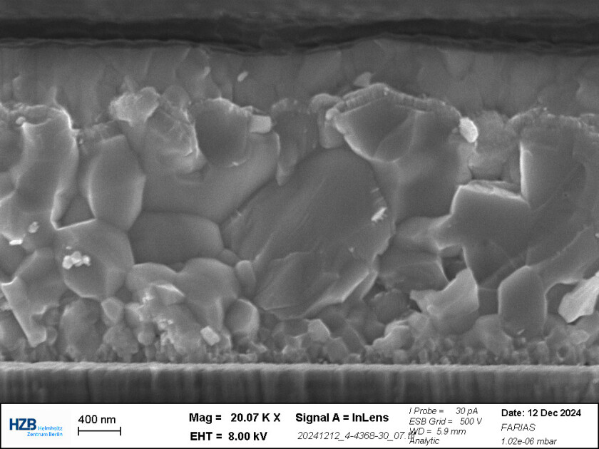 The main components are clearly visible under the scanning electron microscope: granular CIGS crystals on the contact layer, followed by an intermediate layer of aluminium-doped zinc oxide, above which is the extremely thin perovskite layer (black). This is followed by an indium-doped zinc oxide layer and an anti-reflective coating.