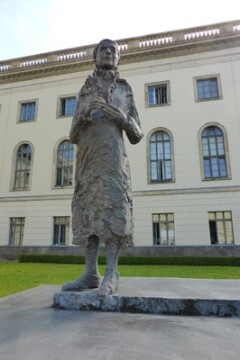Lise-Meitner-Denkmal im Ehrenhof der Humboldt-Universitt zu Berlin
